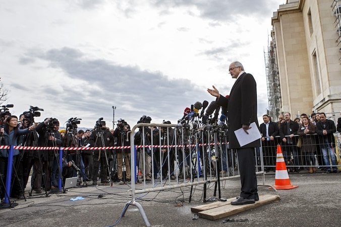 De VN-bemiddelaar Lakhdar Brahimi tijdens een persconferentie in Genève, zaterdag.