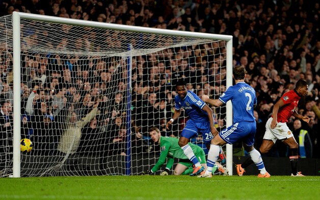 Eto'o werkt de 3-0 binnen.