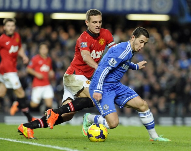 Hazard heeft Vidic voor zich. In de slotfase zou de Serviër rood krijgen voor een fout op Eden.