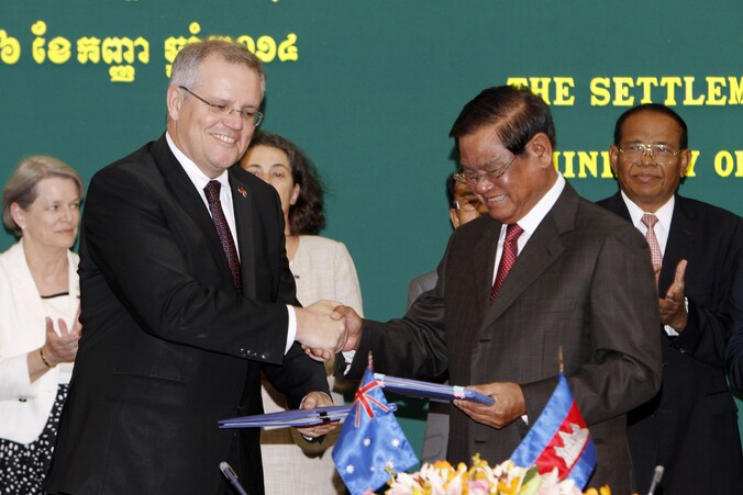 De Australische immigratieminister Scott Morrison (links) in Cambodja om het akkoord te ondertekenen voor de opvang van immigranten.