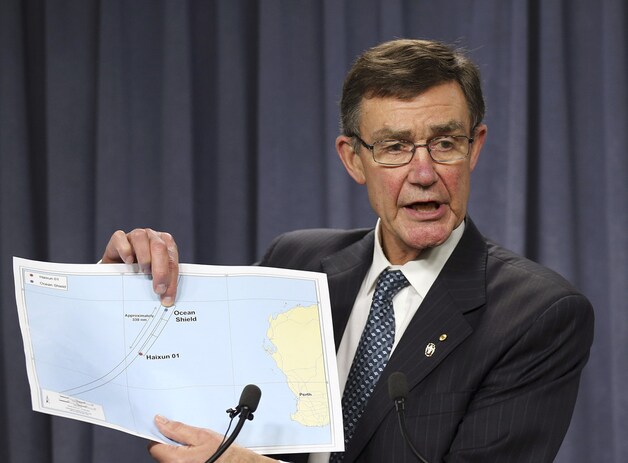 De Australische coördinator van de zoektocht, Angus Houston.