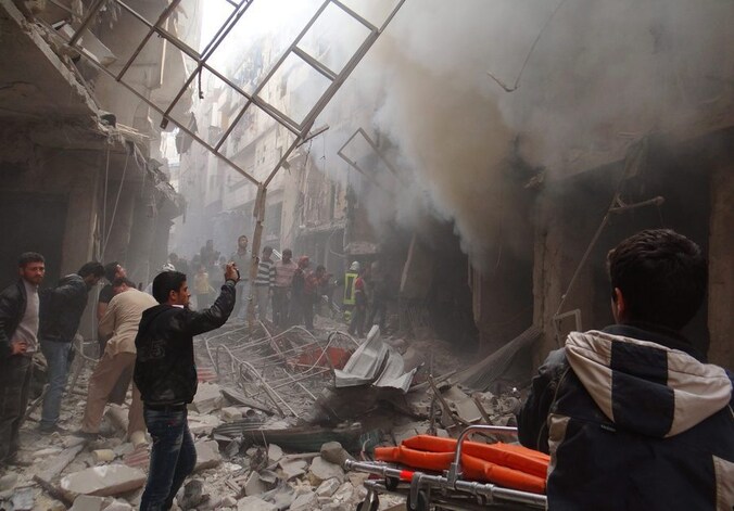 Chaos in de wijk al-Shaar in Aleppo, waar afgelopen weekend zo'n 30 mensen omkwamen door aanslagen met vatenbommen.
