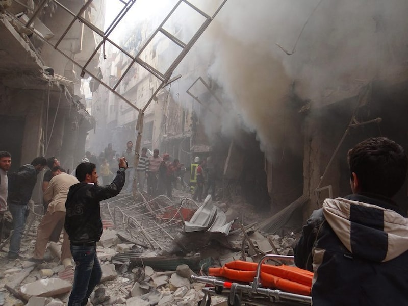 Chaos in de wijk al-Shaar in Aleppo, waar afgelopen weekend zo'n 30 mensen omkwamen door aanslagen met vatenbommen.