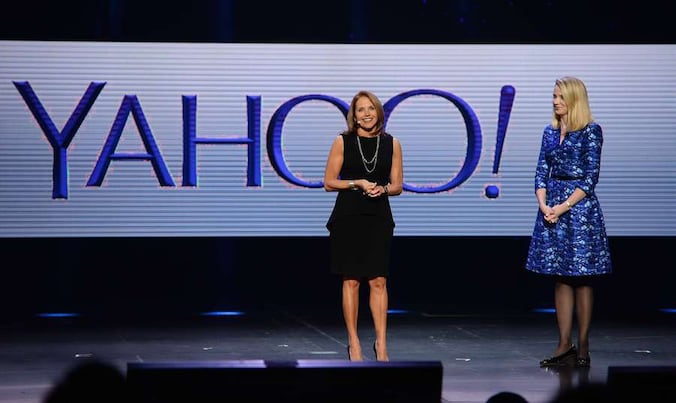 Katie Couric wordt door Marissa Meyer gepresenteerd als nieuwe presentator van Yahoo News.