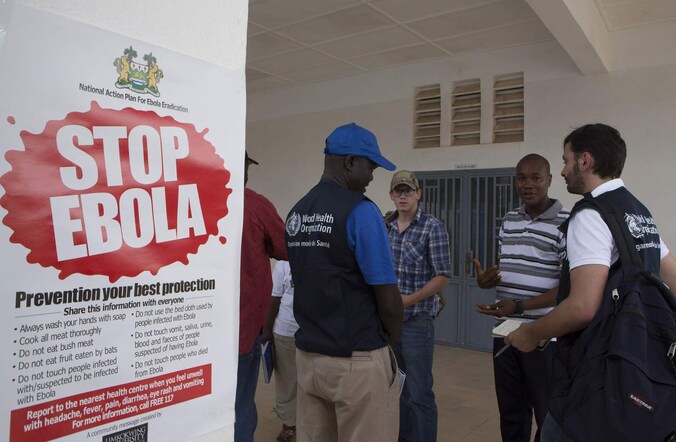 Medewerkers van de Wereldgezondheidsorganisatie en gezondheidswerkers bij een van de hospitalen in Sierra Leone.