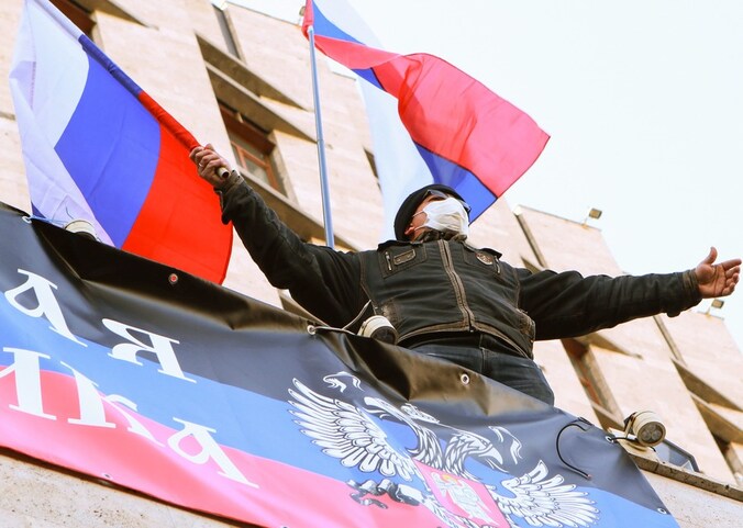 Pro-Russiche betogers zwaaien met Russsiche vlaggen in het overheidsgebouw.