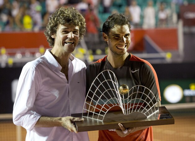 Guga Kuerten ging met Rafael Nadal op de foto na overhandiging van de trofee.