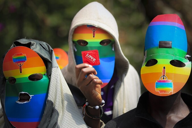 Keniaanse homo's en lesbiennes protesteren gemaskerd tegen de mogelijke goedkeuring van de antihomowet in Oeganda.