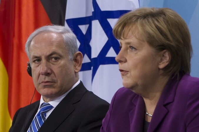 De Israëlische premier Netanyahu en de Duitse bondskanselier Merkel drie jaar geleden na een ontmoeting in Berlijn.