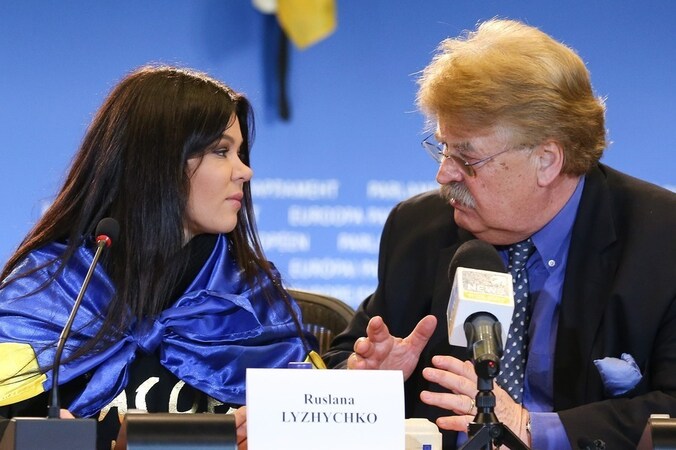 Elmar Brok (rechts) eerder deze week in Brussel naast de Oekraïense zangeres en politiek activiste Ruslana Lizjitsjko.