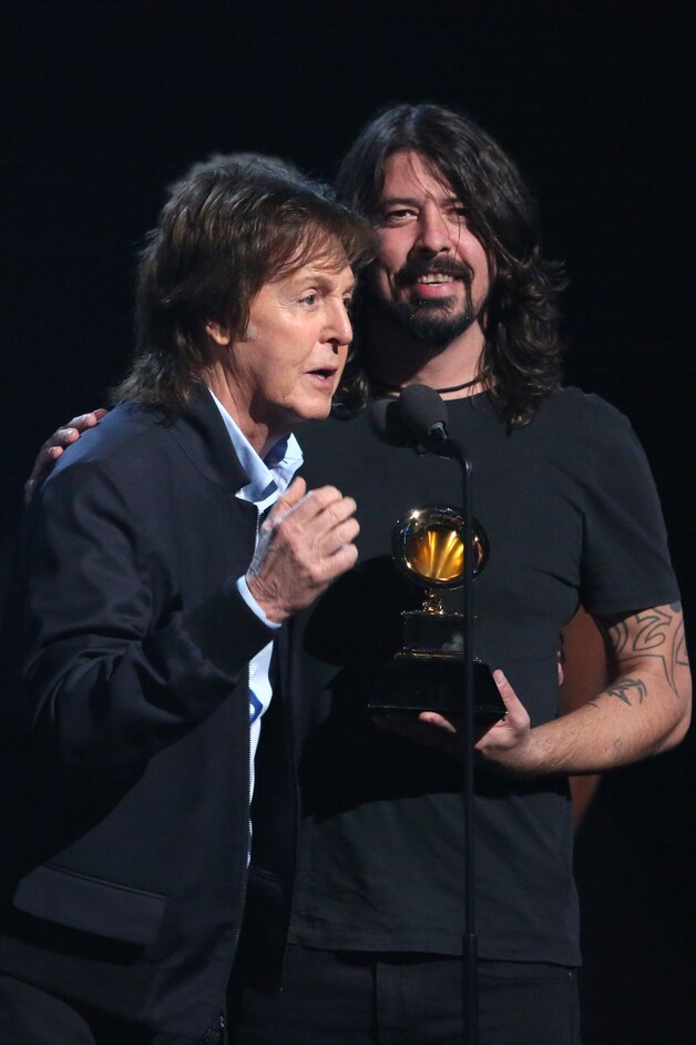 Paul McCartney en Dave Grohl winnen de Grammy voor beste rocksong met het nummer 'Cut Me Some Slack'.