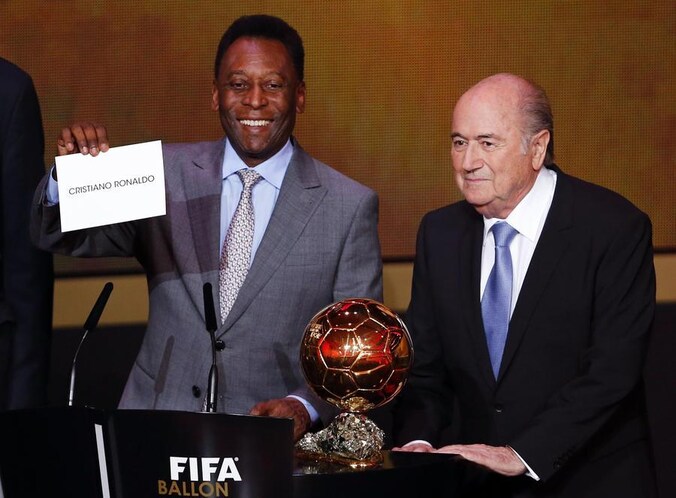 Sepp Blatter (rechts) staat naast Pelé bij de uitreiking van de Gouden Bal.