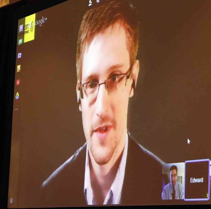 Edward Snowden en Glenn Greenwald (rechts onderin)