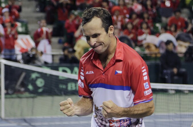 Radek Stepanek viert de Tsjechische overwinning.