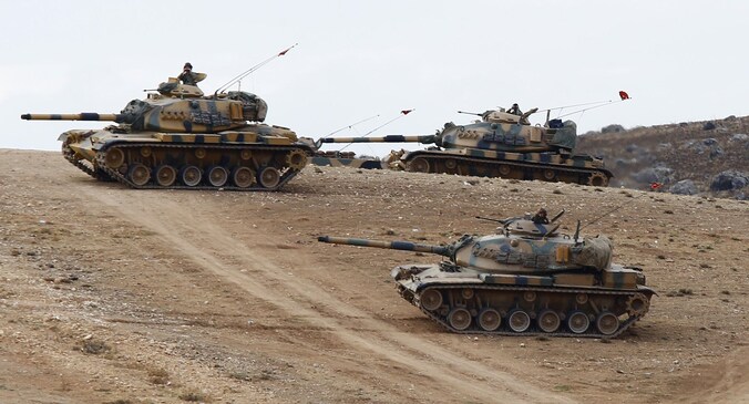 Turkse tanks op de grens met Syrië.
