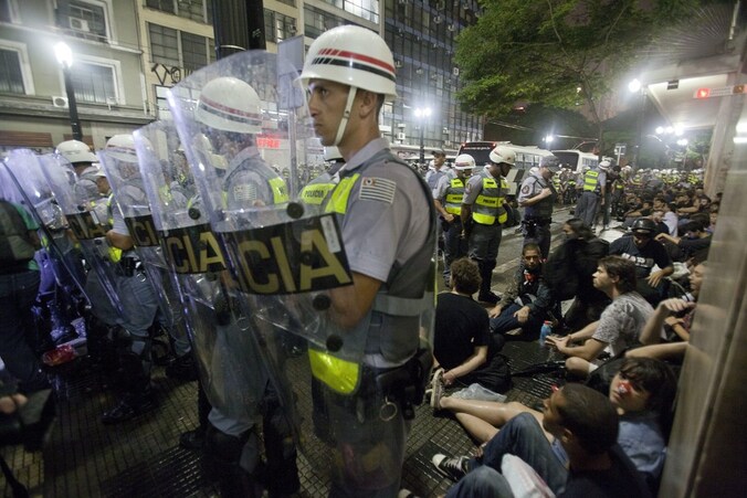 De Braziliaanse politie hield de demonstranten streng in het oog.