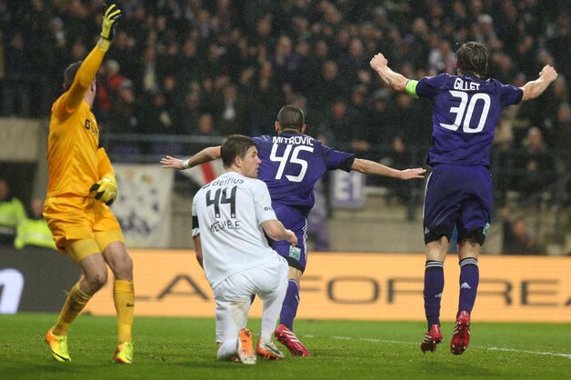Ryan claimt buitenspel van Gillet, en de televisiebeelden geven hem gelijk. Mitrovic maalt er niet om.