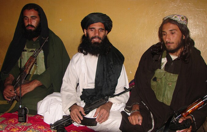 Drie leden van de Pakistaanse Taliban, met in het midden Asmatullah Shaheen Bitani.