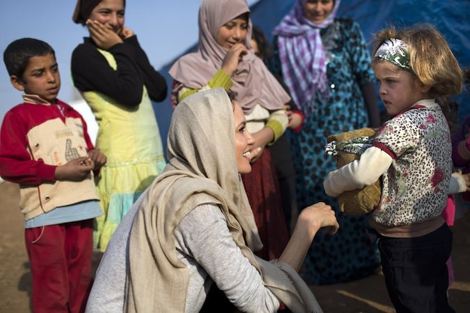 Angelina Jolie gisteren tijdens haar ontmoeting met Syrische vluchtelingen in de Bekaa-vallei.