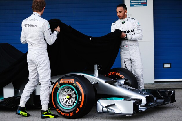 Nico Rosberg en Lewis Hamilton onthullen de nieuwe Zilverpijl.