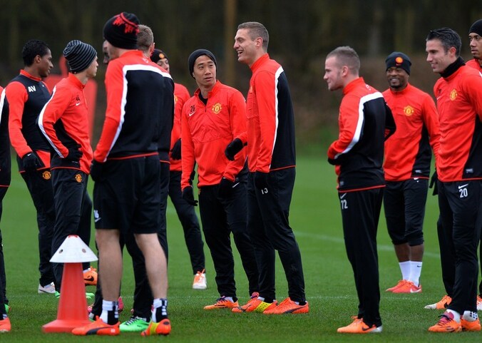 Nemanja Vidic (M) op de training van Manchester United.