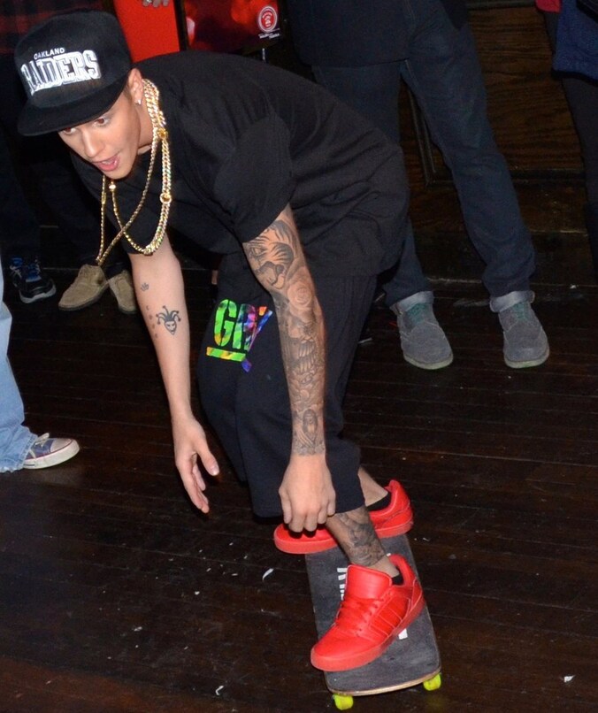 Justin Bieber skateboardde op een feestje in New York, afgelopen zondag.