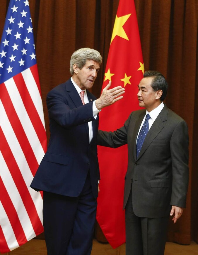 Secretaris van Staat John Kerry met de Chinese minister van Buitenlandse Zaken Wang Yi.