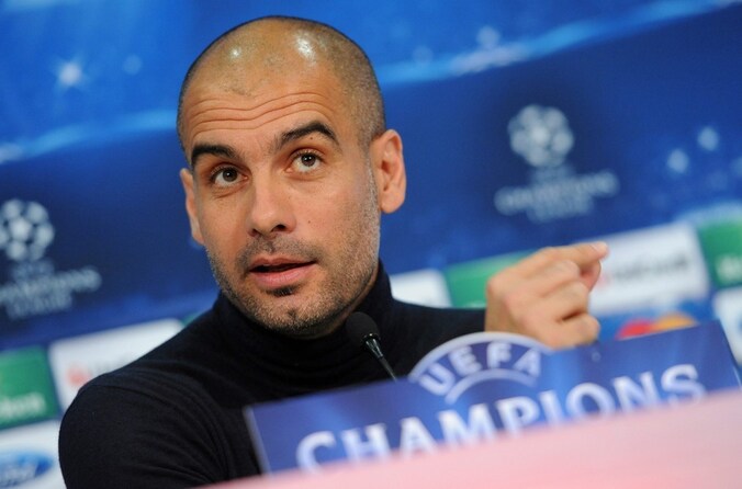 Bayern-coach Guardiola tijdens de persconferentie voor het CL-duel met ManUnited.