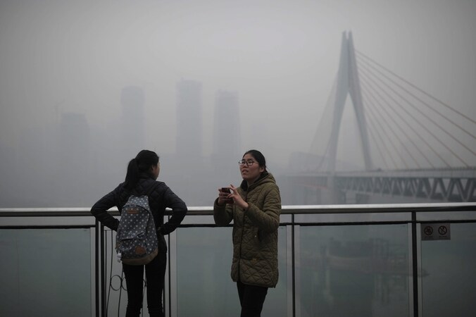 Een vrouw probeert een foto te nemen in het zuidwesten van Chongqing.