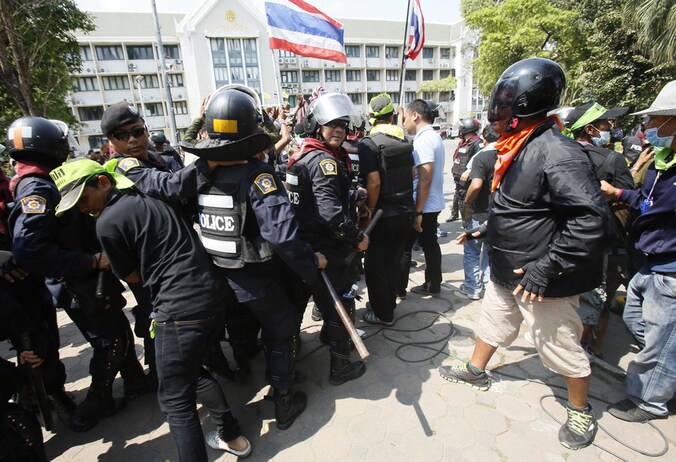 De Thaise oproerpolitie probeert de blokkades van de demonstranten op te heffen.