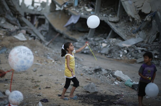 Een Palestijns meisje speelt met ballon in een buurt met huizen die zijn verwoest door de oorlog met Israël, eerder dit jaar.