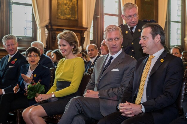 Het koningspaar naast Antwerps burgemeester Bart De Wever (N-VA).