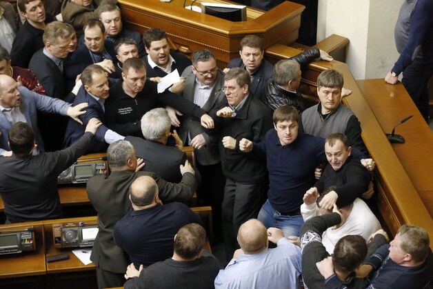 Schermutselingen in het parlement in Kiev vandaag.