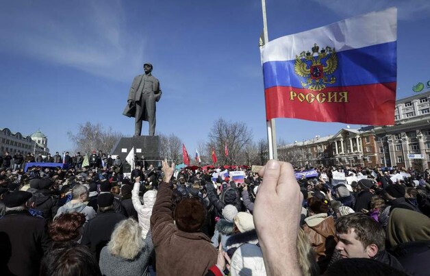 Pro-Russische betogers in Donetsk in het oosten vanOekraïne