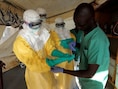 Artsen worden in geïsoleerde kleding geholpen voor ze ebola-patiënten behandelen