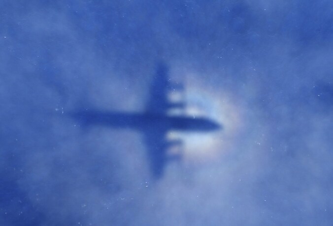 De schaduw van een Nieuw-Zeelands vliegtuig dat op zoek is naar brokstukken van de vermiste vlucht