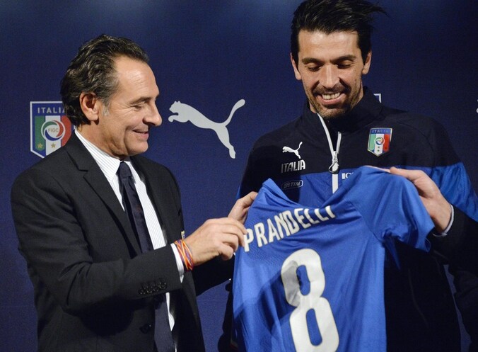 Prandelli (links) met doelman Buffon