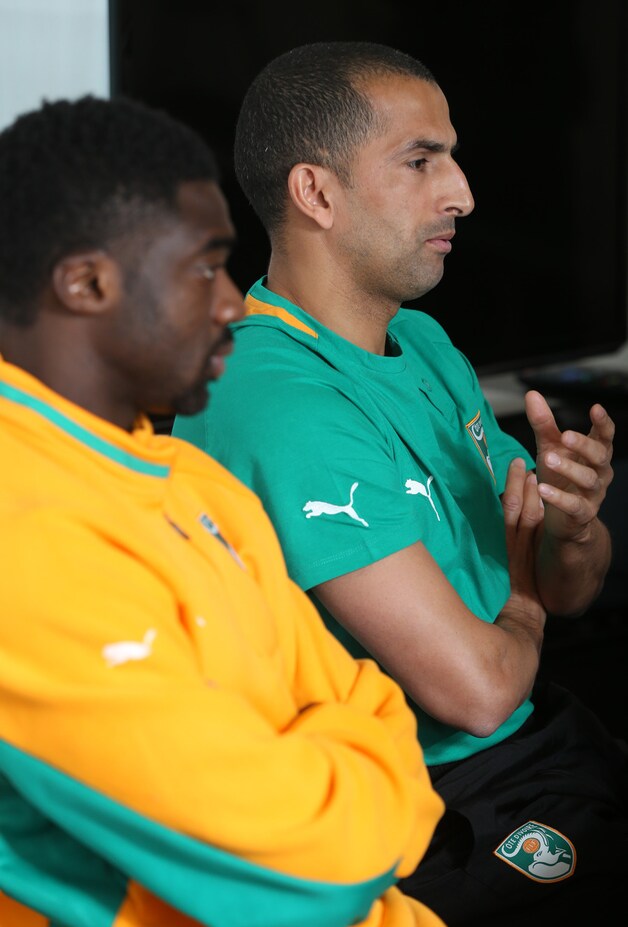 Sabri Lamouchi, met naast hem Kolo Touré.