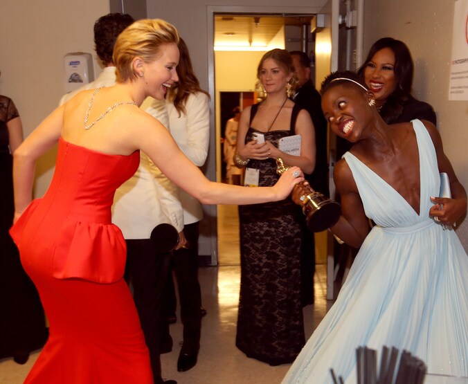 Jennifer en Lupita vechten op speelse wijze om het beeldje.