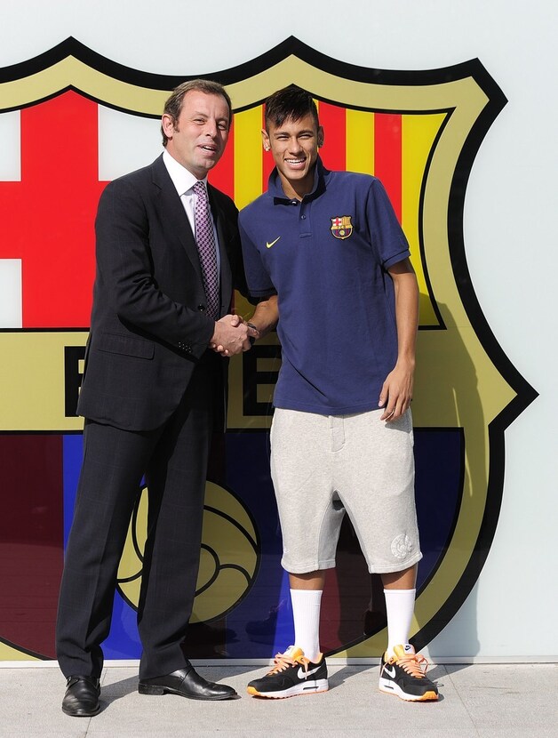 De inmiddels vertrokken voorzitter Sandro Rosell met Neymar.