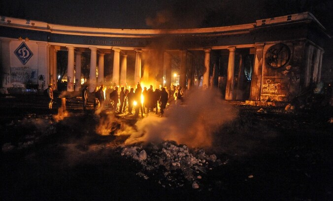 Betogers bij een van hun zelfgemaakte vuren in Kiev.