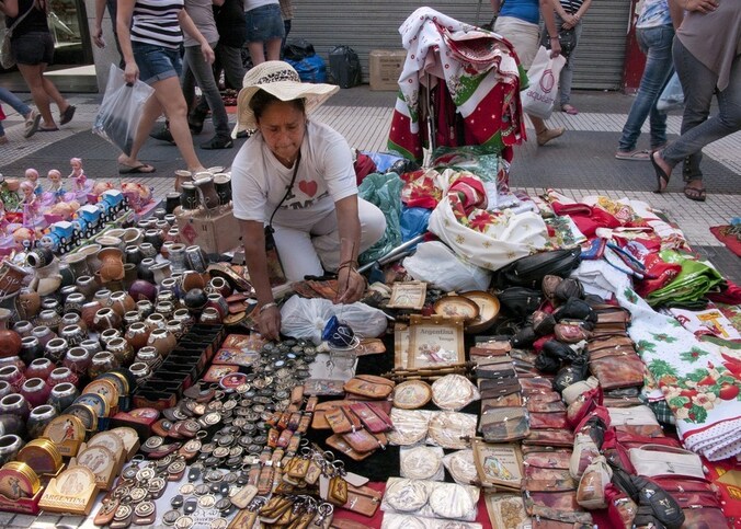 Een straatverkoopster in Buenos Aires.