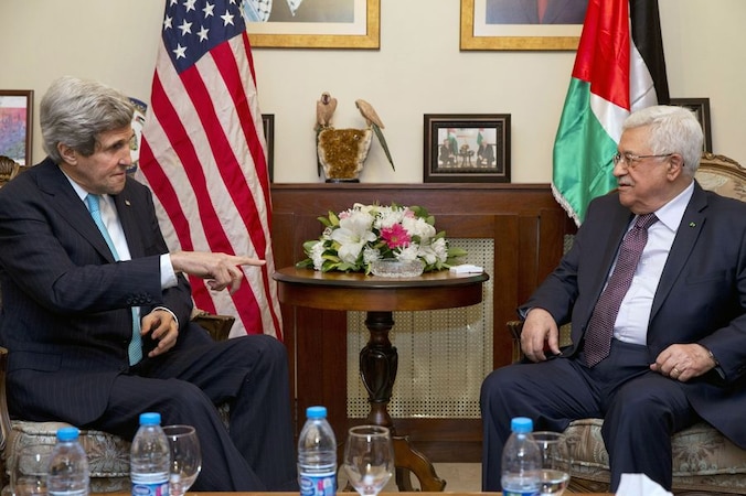 Amerikaans minister van Buitenlandse Zaken John Kerry en de Palestijnse president Mahmud Abbas.