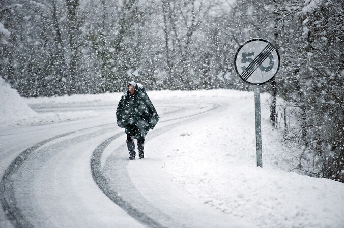 Ook het noorden van Spanje werd verrast door de sneeuwval. Hier een pelgrim op de Compostela-route nabij de stad Erro.