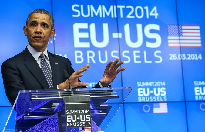 Obama tijdens een persconferentie met Herman Van Rompuy, de voorzitter van de Europese Raad en Jose Manuel Barroso, voorzitter van de Europese Commissie na de Europees-Amerikaanse top in Brussel.
