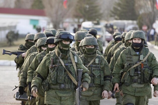Militairen, vermoedelijk Russen, in Semferopol.