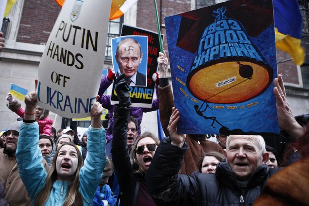 Betogers in New York voeren actie tegen de Russische interventie op de Krim.