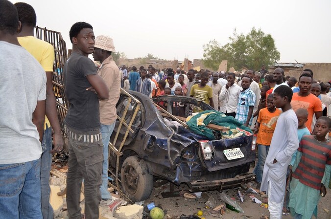 Het autowrak op de markt in Maiduguri.