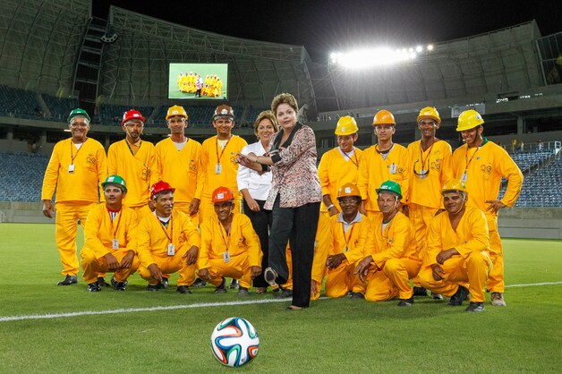 Presidente Dilma Roussef geeft de aftrap in de Arena das Dunas in Natal.