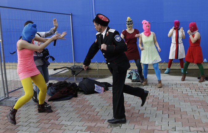 Kozakse militieleden sloegen de leden van Pussy Riot met zwepen.